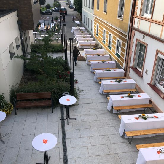 Bild enthält, Path, Walkway, City, Street, Urban, Flagstone, Neighborhood, Bench, Person, Restaurant