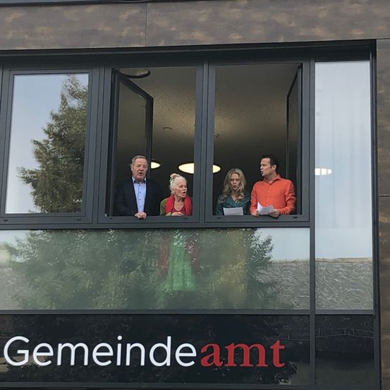 Bild enthält, People, Person, Architecture, Building, Face, Head, Window, Outdoors, Shelter, Door