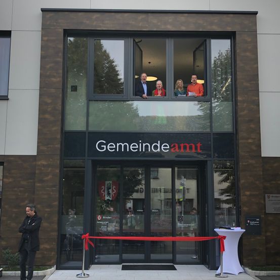 Bild enthält, Building, Coat, Office Building, Restaurant, Person, Urban, City, People, Cafeteria, Chair