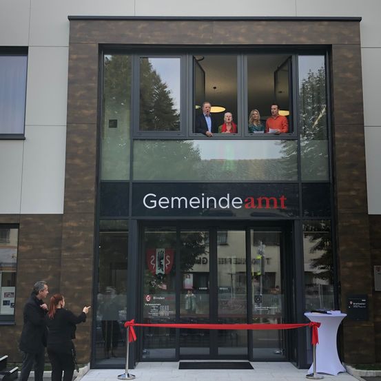 Bild enthält, Adult, Female, Person, Woman, Building, People, Restaurant, Office Building, Urban, Coat