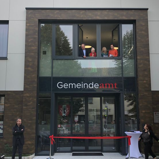 Bild enthält, Adult, Female, Person, Woman, Building, Coat, Office Building, Shop, People, Urban