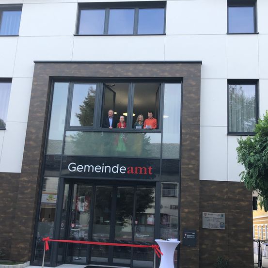 Bild enthält, Architecture, Building, Office Building, City, Urban, Person, High Rise, Shop