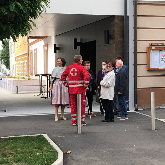 Bild enthält, Coat, Shelter, City, Adult, Male, Man, Person, Street, Dress, Path