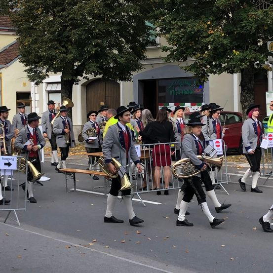 Bild enthält, People, Person, Adult, Male, Man, Marching, Group Performance, Shoe, Coat, Music Band