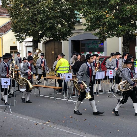 Bild enthält, People, Person, Adult, Male, Man, Group Performance, Marching, Music Band, Shoe, Tuba