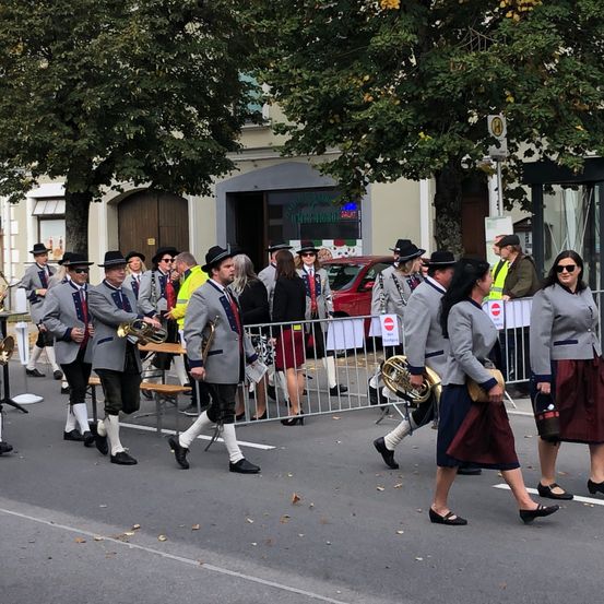 Bild enthält, People, Person, Adult, Female, Woman, Male, Man, Clothing, Footwear, Shoe