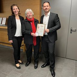 Bild enthält, Groupshot, Person, Adult, Male, Man, Clothing, Coat, Female, Woman, Face