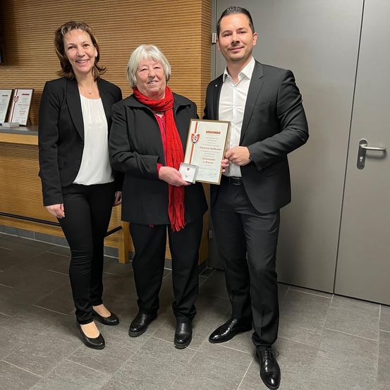 Bild enthält, Groupshot, Person, Adult, Male, Man, Clothing, Coat, Female, Woman, Face