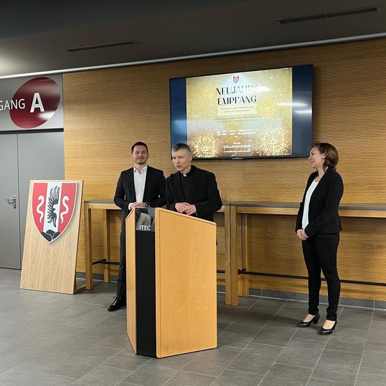 Bild enthält, Crowd, Person, Audience, Speech, Adult, Female, Woman, Male, Man, Podium