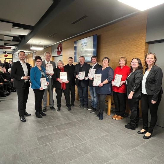 Bild enthält, Groupshot, Person, People, Adult, Male, Man, Coat, Female, Woman, Indoors
