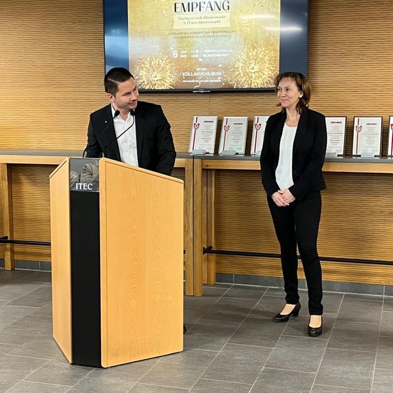 Bild enthält, Crowd, Person, Audience, Speech, Podium, Adult, Male, Man, Coat, Suit