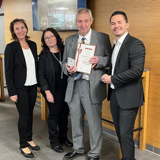 Bild enthält, Groupshot, Person, Adult, Male, Man, Suit, Female, Woman, Coat, Pants