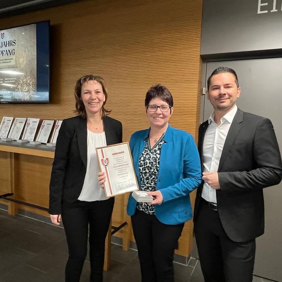 Bild enthält, Blazer, Coat, Jacket, Suit, Adult, Female, Person, Woman, Face, Glasses