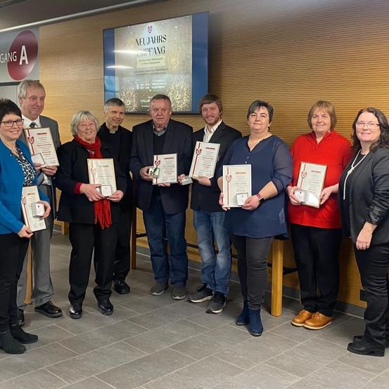 Bild enthält, Groupshot, Person, Clothing, Coat, Adult, Male, Man, Suit, Face, Shoe