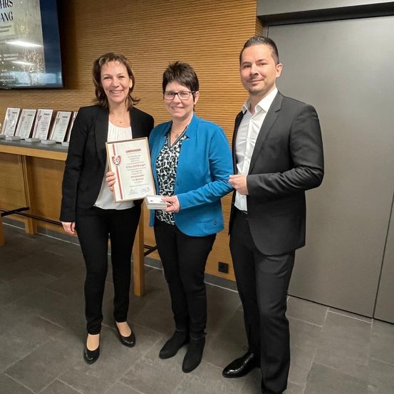 Bild enthält, Groupshot, Person, Adult, Male, Man, Clothing, Coat, Formal Wear, Suit, Face