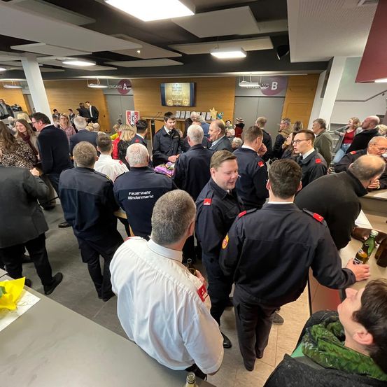 Bild enthält, People, Person, Indoors, Adult, Male, Man, Cafeteria, Classroom, Glasses, Crowd