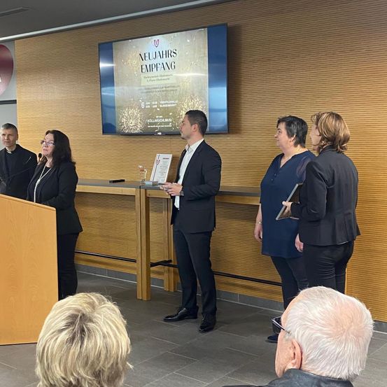 Bild enthält, Crowd, Person, Adult, Female, Woman, Male, Man, Audience, Speech, Coat