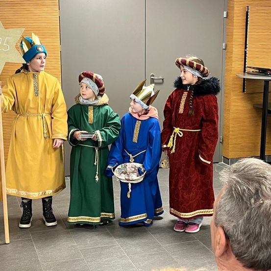 Bild enthält, Adult, Female, Person, Woman, Priest, Male, Man, Coat, Student, People