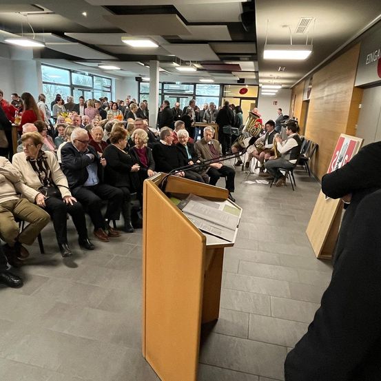 Bild enthält, Crowd, Person, People, Audience, Adult, Male, Man, Indoors, Suit, Classroom