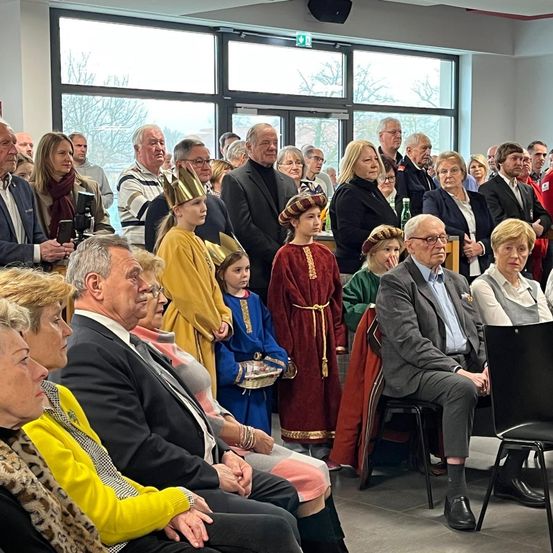 Bild enthält, People, Person, Adult, Female, Woman, Crowd, Male, Man, Audience, Indoors