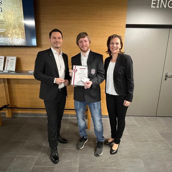 Bild enthält, Groupshot, Person, Pants, Coat, Suit, Advertisement, Adult, Male, Man, Face