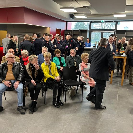 Bild enthält, People, Person, Adult, Male, Man, Indoors, College, Crowd, Coat, Classroom