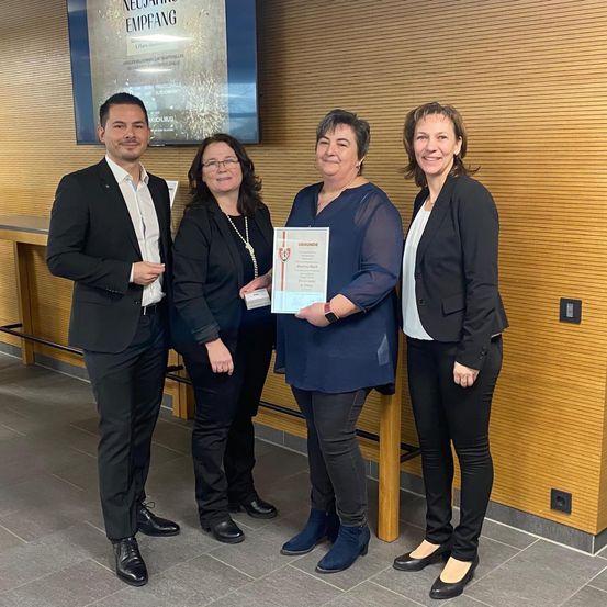 Bild enthält, Groupshot, Person, Adult, Female, Woman, Suit, Coat, Male, Man, Pants