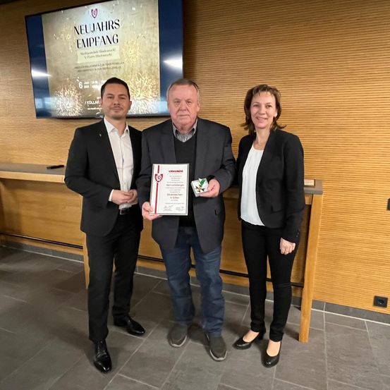 Bild enthält, Groupshot, Person, Adult, Male, Man, Formal Wear, Suit, Coat, Face, Pants