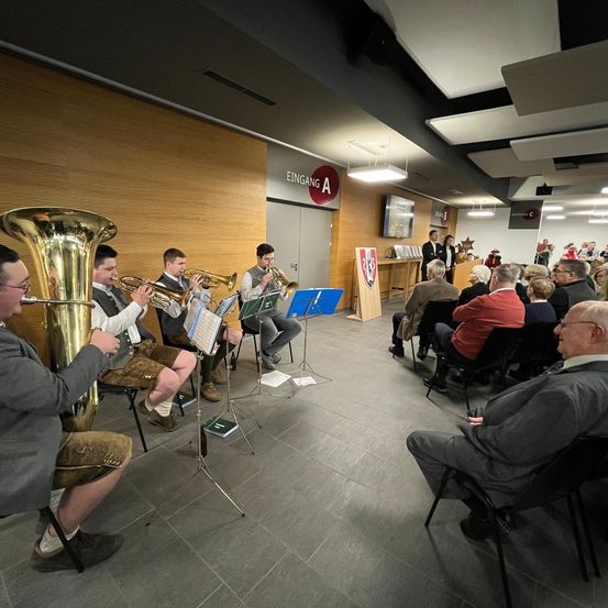 Bild enthält, People, Person, Indoors, Adult, Male, Man, Crowd, Horn, Tuba, Classroom