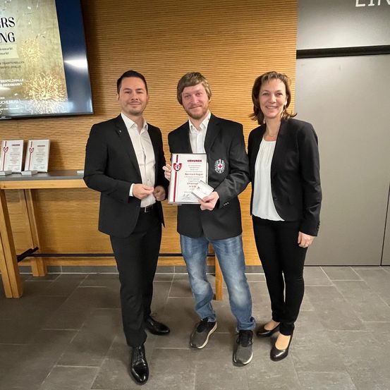 Bild enthält, Groupshot, Person, Adult, Male, Man, Clothing, Formal Wear, Suit, Coat, Face