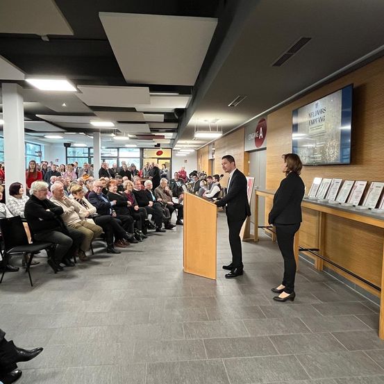 Bild enthält, People, Person, Indoors, Crowd, Classroom, School, Lecture, Adult, Male, Man