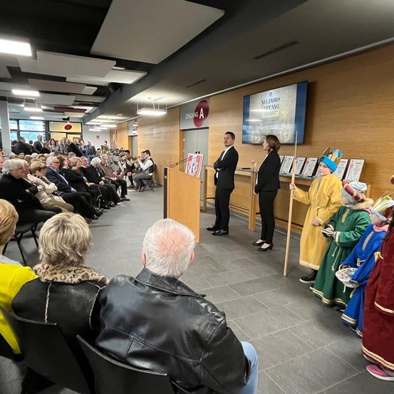 Bild enthält, People, Person, Crowd, Adult, Female, Woman, Male, Man, Audience, Indoors