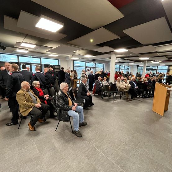 Bild enthält, Furniture, Indoors, Lounge, People, Person, Adult, Female, Woman, Male, Man