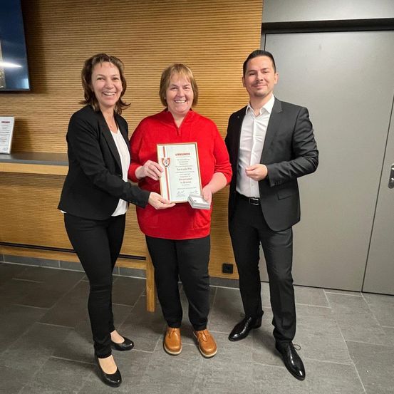 Bild enthält, Groupshot, Person, Adult, Male, Man, Female, Woman, Clothing, Coat, Face