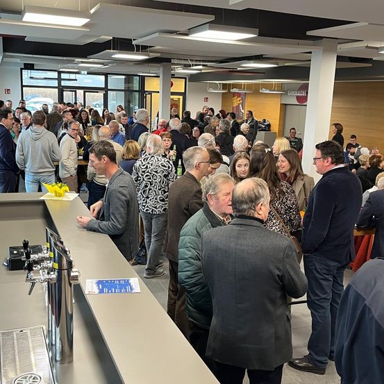 Bild enthält, People, Person, Cafeteria, Indoors, Adult, Female, Woman, Male, Man, Airport