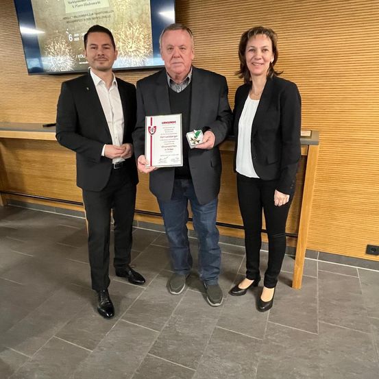 Bild enthält, Groupshot, Person, Floor, Adult, Male, Man, Suit, Coat, Face, Jeans