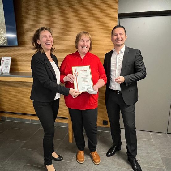 Bild enthält, Groupshot, Person, Adult, Female, Woman, Male, Man, Clothing, Coat, Face