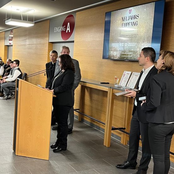 Bild enthält, Crowd, Person, Audience, Adult, Female, Woman, Speech, Suit, Male, Man