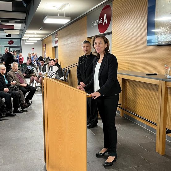Bild enthält, Crowd, Person, Audience, Speech, Podium, Adult, Male, Man, Suit, Coat