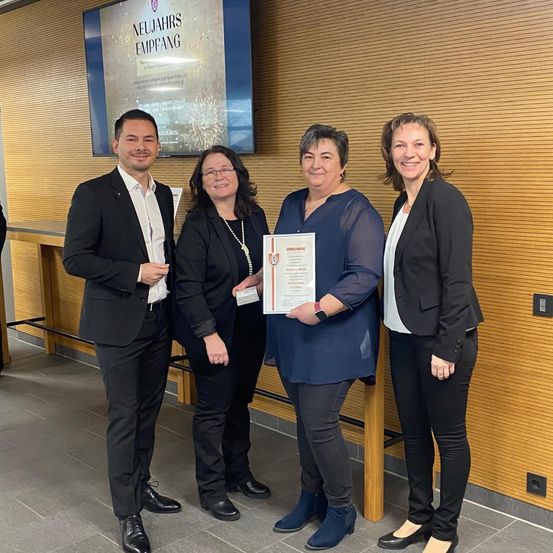 Bild enthält, Groupshot, Person, Adult, Female, Woman, Suit, Male, Man, Coat, Pants