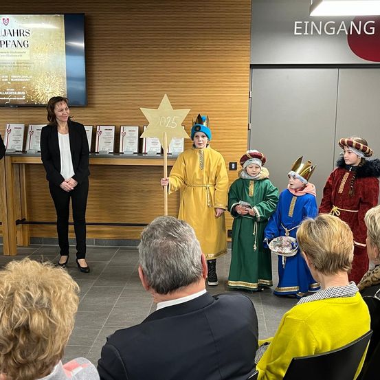 Bild enthält, Crowd, Person, Adult, Male, Man, Boy, Child, People, Female, Woman