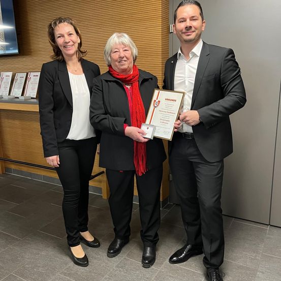 Bild enthält, Groupshot, Person, Adult, Male, Man, Female, Woman, Coat, Suit, Face