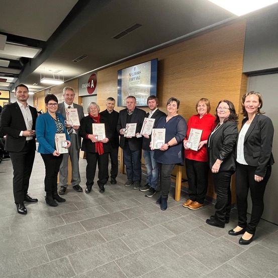 Bild enthält, Groupshot, Person, Adult, Male, Man, Jeans, Suit, Coat, People, Indoors