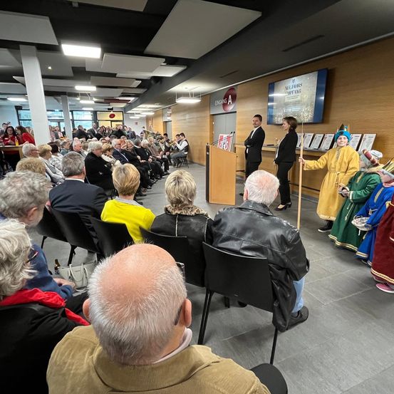 Bild enthält, People, Person, Indoors, Adult, Male, Man, Female, Woman, Boy, Child