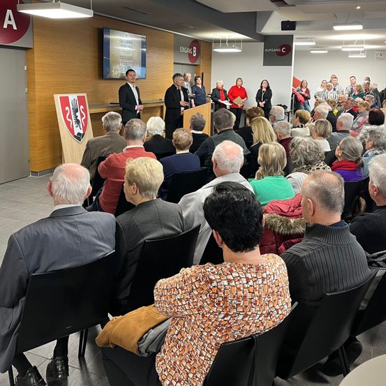 Bild enthält, People, Person, Crowd, Indoors, Classroom, Adult, Male, Man, Audience, Lecture