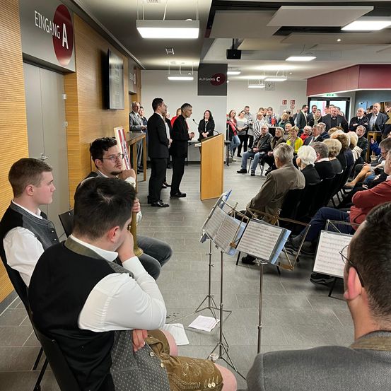 Bild enthält, People, Person, Crowd, Indoors, Adult, Male, Man, Audience, Classroom, Glasses