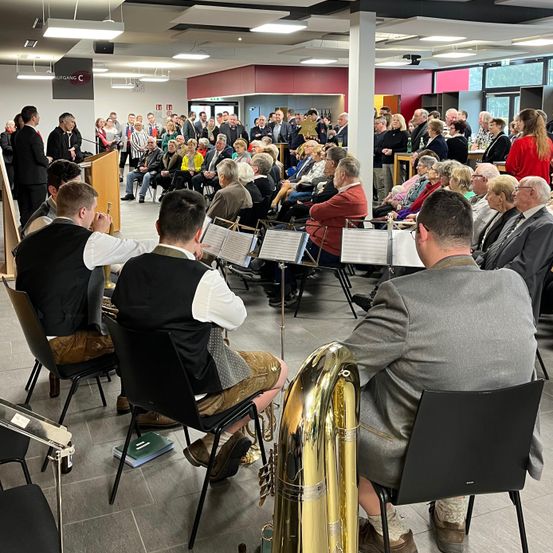 Bild enthält, People, Person, Indoors, Adult, Male, Man, Tuba, Chair, Shoe, Glasses
