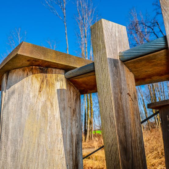 Bild enthält, Wood, Outdoors, Architecture, Building, Housing, Lumber, Nature, House, Cross, Symbol