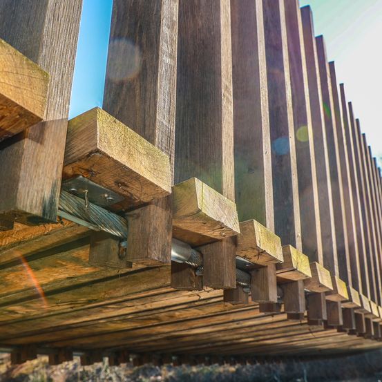 Bild enthält, Wood, Lumber, Architecture, Building, Hardwood, Stained Wood, Outdoors