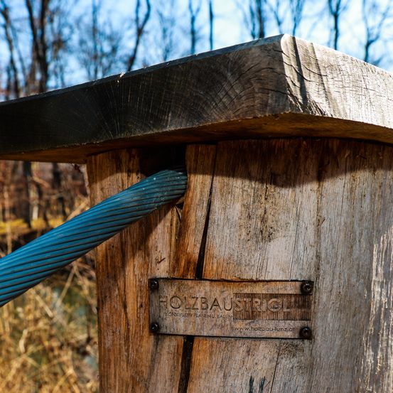 Bild enthält, Wood, Architecture, Building, Housing, Outdoors, House, Animal, Bird, Cabin, Outhouse
